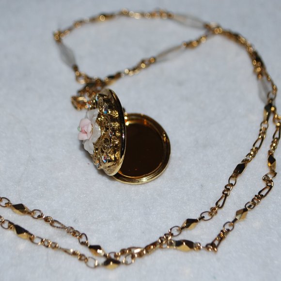 Gorgeous Floral Locket on Super Feminine Chain - Picture 6 of 8